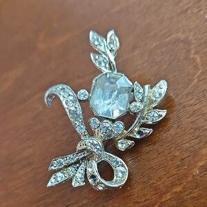 VINTAGE CLEAR STONE BROOCH